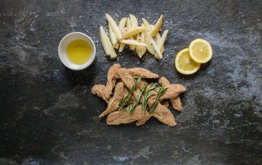 İştah açıcı ve pişmeye hazır görünmesi için seçici tavuk eti kesiklerinin düz bir fotoğrafını serin.