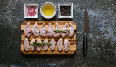 İştah açıcı ve pişmeye hazır görünmesi için seçici tavuk eti kesiklerinin düz bir fotoğrafını serin.