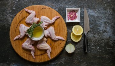 İştah açıcı ve pişmeye hazır görünmesi için seçici tavuk eti kesiklerinin düz bir fotoğrafını serin.