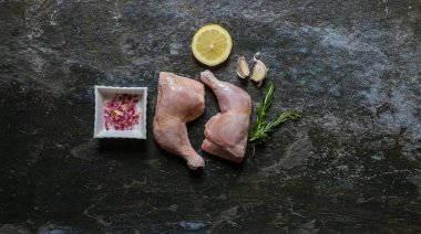 İştah açıcı ve pişmeye hazır görünmesi için seçici tavuk eti kesiklerinin düz bir fotoğrafını serin.