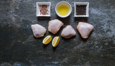 İştah açıcı ve pişmeye hazır görünmesi için seçici tavuk eti kesiklerinin düz bir fotoğrafını serin.