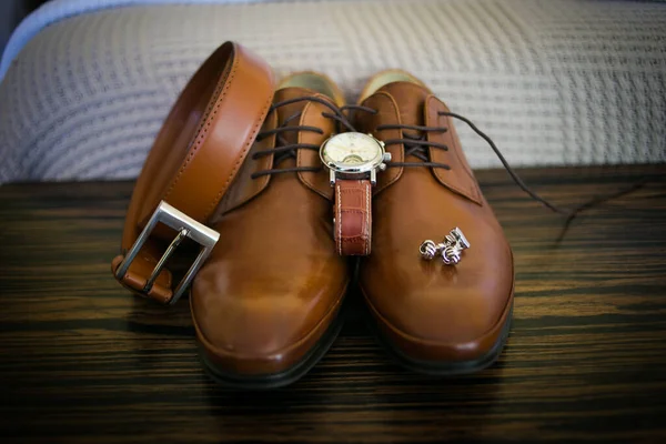 Captivating Image Showcases Groom Wedding Attire Including His Suit Shoes — Stock Photo, Image