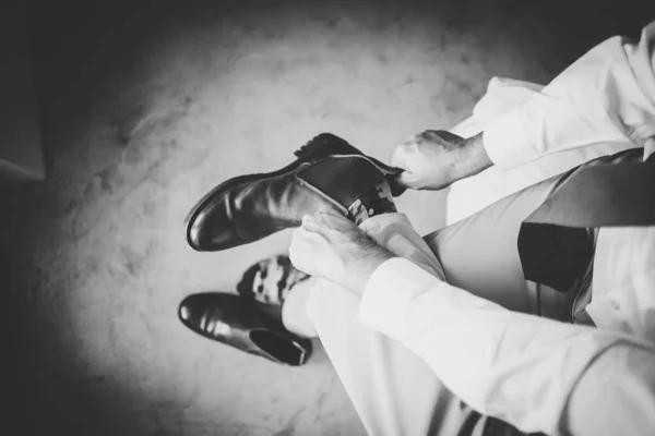 Lenyűgöző Kép Bemutatja Vőlegény Esküvői Ruháját Beleértve Öltönyét Cipőjét Mandzsettagombjait — Stock Fotó