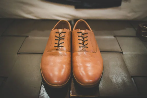 Captivating Image Showcases Groom Wedding Attire Including His Suit Shoes — Stock Photo, Image
