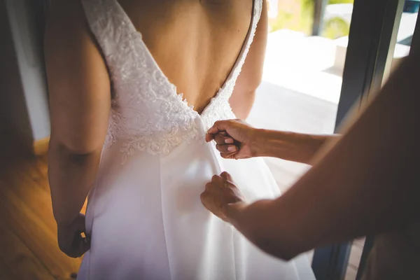 Momento Comovente Capturado Enquanto Noiva Está Vestindo Ajudada Por Seus — Fotografia de Stock