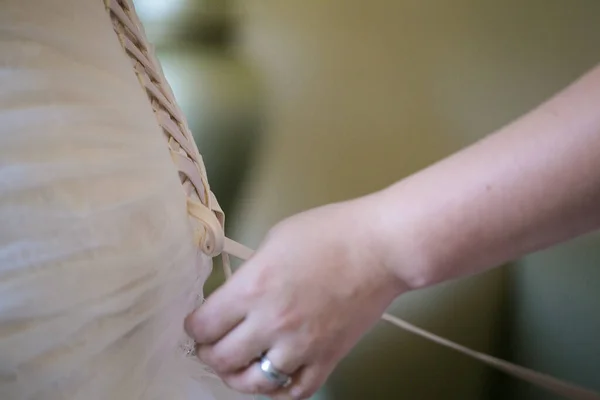 Трогательный Момент Невеста Одевается Помогают Члены Семьи Надевают Туфли Подвязку — стоковое фото