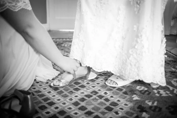 Dojemný Moment Zachycený Když Nevěsta Obléká Pomoci Členů Její Rodiny — Stock fotografie