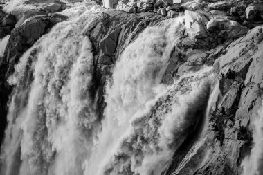 Güney Afrika 'nın kuzeyindeki Orangeriver' a geniş açılı Augrabies manzarası sel gibi düşüyor.