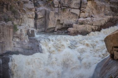 Güney Afrika 'nın kuzeyindeki Orangeriver' a geniş açılı Augrabies manzarası sel gibi düşüyor.