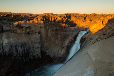 Güney Afrika 'nın kuzeyindeki Orangeriver' a geniş açılı Augrabies manzarası sel gibi düşüyor.