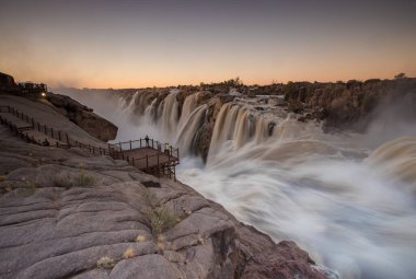 Güney Afrika 'nın kuzeyindeki Orangeriver' a geniş açılı Augrabies manzarası sel gibi düşüyor.