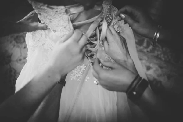 Moment Touchant Capturé Alors Que Mariée Habille Aidée Par Les — Photo