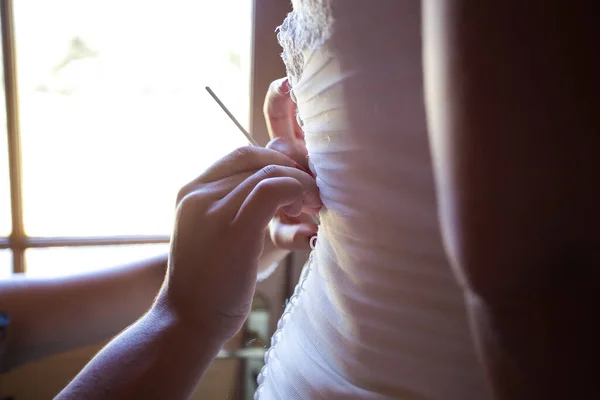 Momento Comovente Capturado Enquanto Noiva Está Vestindo Ajudada Por Seus — Fotografia de Stock