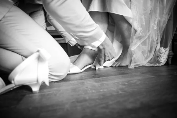 Een Ontroerend Moment Gevangen Als Bruid Zich Aankleedt Geholpen Door — Stockfoto