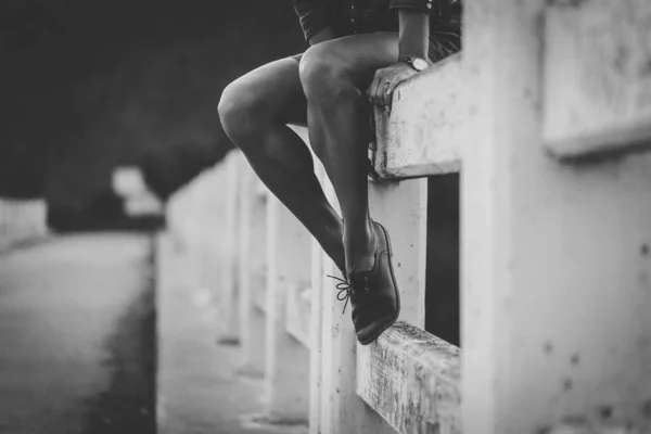 一个穿着手工皮鞋 肌肉发达的女人在土路上行走的特写镜头 — 图库照片
