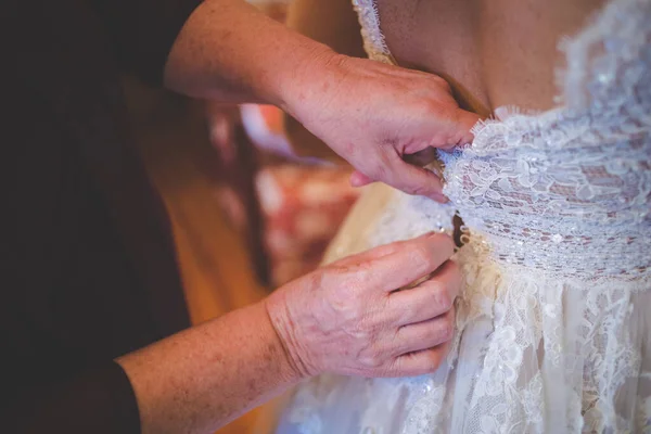 Een Ontroerend Moment Gevangen Als Bruid Zich Aankleedt Geholpen Door — Stockfoto