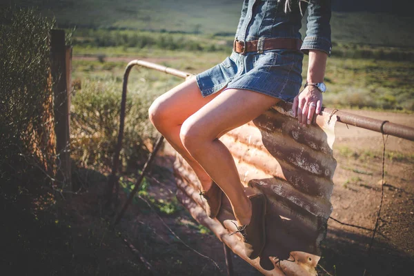 Nahaufnahme Einer Hübschen Frau Mit Muskulösen Beinen Die Auf Einem — Stockfoto