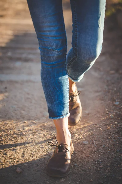 Κοντινή Εικόνα Μιας Όμορφης Γυναίκας Μυώδη Πόδια Περπατάει Χωματόδρομο Φορώντας — Φωτογραφία Αρχείου