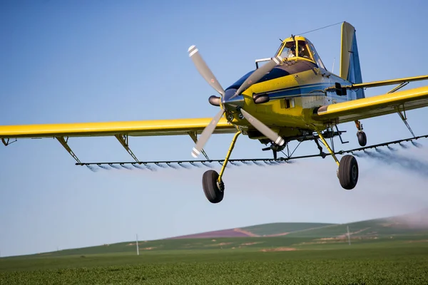 在农场田里喷洒粮食作物的作物喷雾机的近景图像 — 图库照片