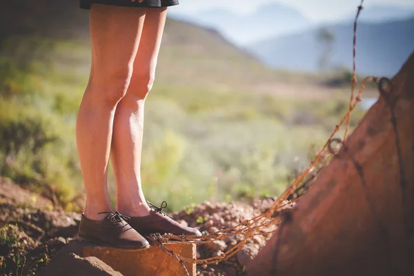 Zbliżenie Obraz Pięknej Kobiety Umięśnionymi Nogami Chodzącej Brudnej Drodze Ręcznie — Zdjęcie stockowe