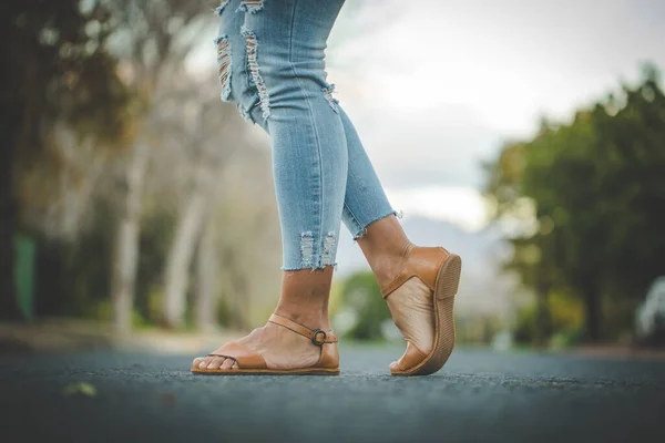 Крупным Планом Изображение Красивой Женщины Мускулистыми Ногами Кожаной Обуви Ручной — стоковое фото
