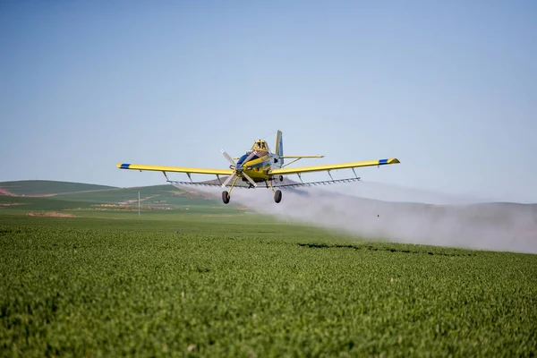 Ekin Ilaçlama Uçağının Çiftlikteki Bir Tarlaya Tahıl Sıktığı Görüntüyü Kapatın — Stok fotoğraf