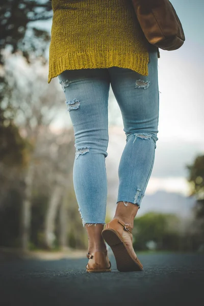 Imagen Cerca Una Mujer Bonita Con Piernas Musculosas Usando Zapatos —  Fotos de Stock