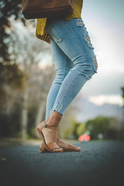 Imagen Cerca Una Mujer Bonita Con Piernas Musculosas Usando Zapatos —  Fotos de Stock
