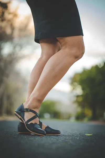 Κοντινή Εικόνα Μιας Όμορφης Γυναίκας Μυώδη Πόδια Που Φοράει Χειροποίητα — Φωτογραφία Αρχείου