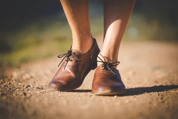 Κοντινή Εικόνα Μιας Όμορφης Γυναίκας Μυώδη Πόδια Περπατάει Χωματόδρομο Φορώντας — Φωτογραφία Αρχείου