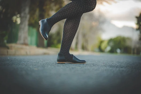 Крупным Планом Изображение Красивой Женщины Мускулистыми Ногами Кожаной Обуви Ручной — стоковое фото