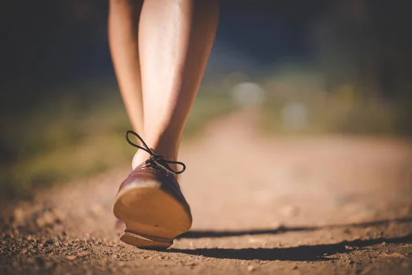 Крупным Планом Изображение Красивой Женщины Мускулистыми Ногами Идущей Грунтовой Дороге — стоковое фото
