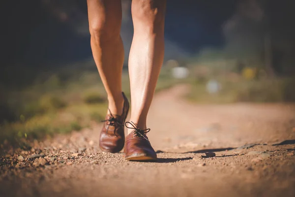Close Image Pretty Woman Muscular Legs Walking Dirt Road Wearing — Stock Photo, Image