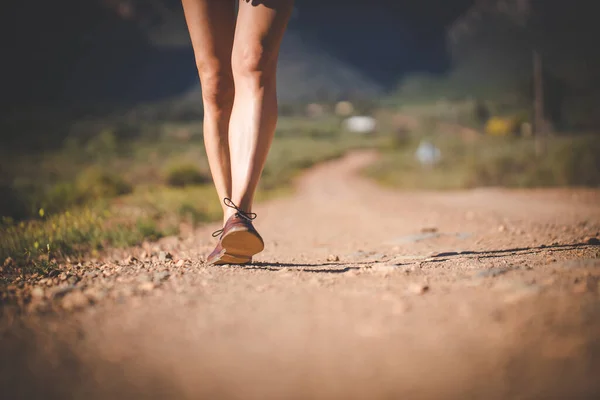 Close Image Pretty Woman Muscular Legs Walking Dirt Road Wearing — Stock Photo, Image