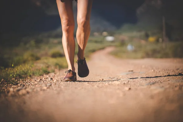 Imagen Cerca Una Mujer Bonita Con Piernas Musculosas Caminando Por — Foto de Stock