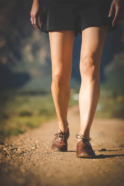 Крупным Планом Изображение Красивой Женщины Мускулистыми Ногами Идущей Грунтовой Дороге — стоковое фото