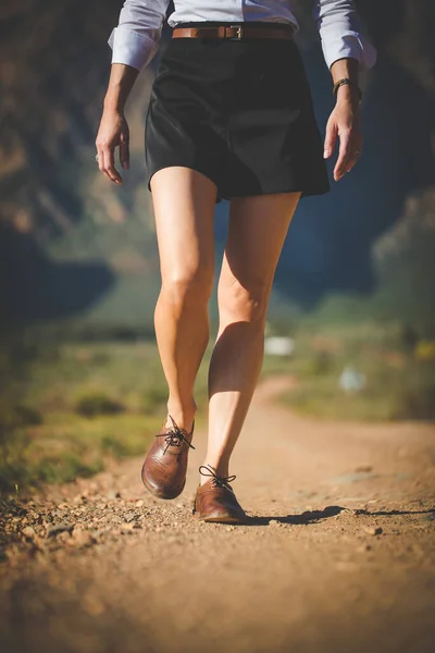 Kas Yığını Bacaklı Güzel Bir Kadının Yapımı Deri Ayakkabılar Giyerek — Stok fotoğraf