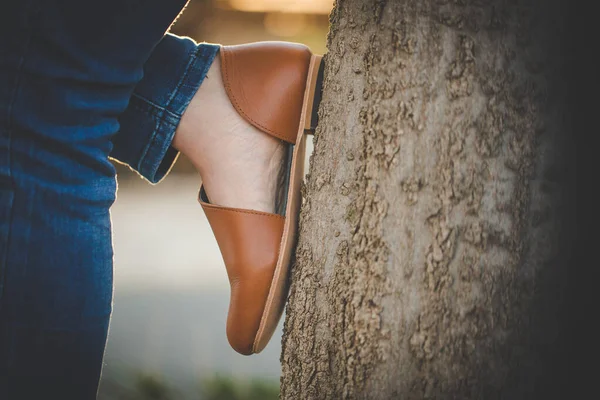 Közelkép Egy Csinos Nőről Izmos Lábakkal Kézzel Készített Bőrcipőben — Stock Fotó