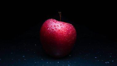 Koyu arkaplanda taze kırmızı elma
