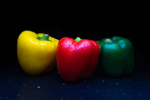 Świeże Warzywa Trzy Słodkie Czerwone Żółte Zielone Papryki Izolowane Ciemnym — Zdjęcie stockowe