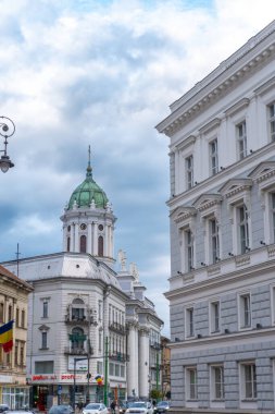 Arad, Arad Romanya, 24 Nisan 2023: sokak manzaralı tarihi binalar