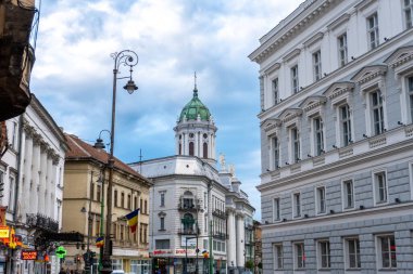 Arad, Arad Romanya, 24 Nisan 2023: sokak manzaralı tarihi binalar