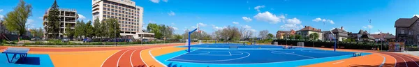 アラド アラドルーマニア 2023年4月24日 高校パノラマビュー前のランニングコースとバスケットボールコート — ストック写真