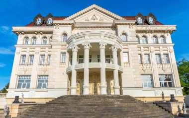 Arad, Arad- Romanya - 06.11.2023: Beyaz Lüks Ev 'in Önü