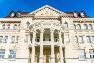 Arad, Arad- Romanya - 06.11.2023: Beyaz Lüks Ev 'in Önü