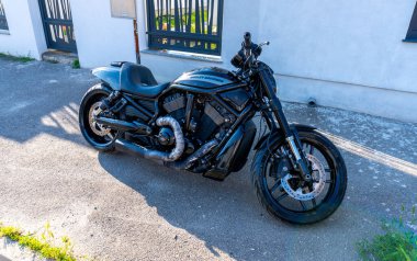 Arad, Arad- Romanya - 06.11.2023: Harley-Davidson motosikleti tam siyah
