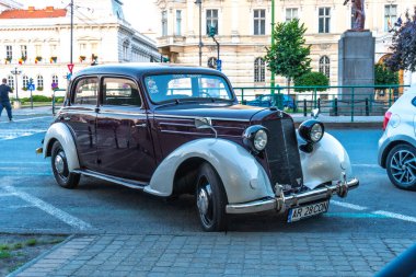 Arad, Arad- Romanya - 06.11.2023: Eski klasik Mercedes-Benz