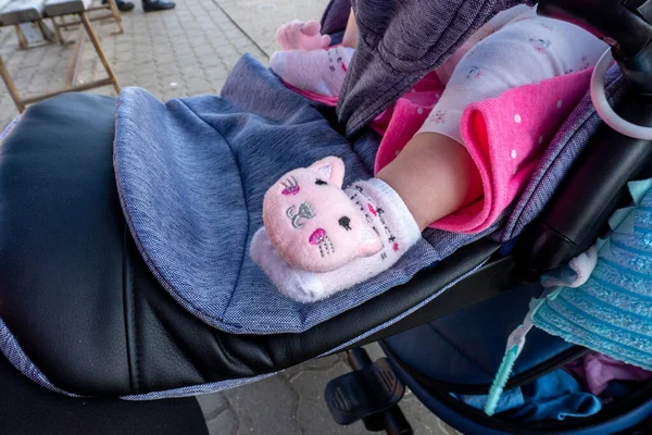 Bebé Recién Nacido Pies Con Calcetines Rosados Cabeza Gato — Foto de Stock