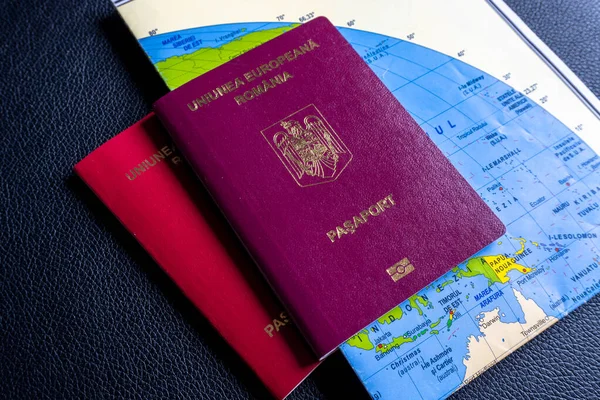 旅行のためのパスポートと地図 — ストック写真