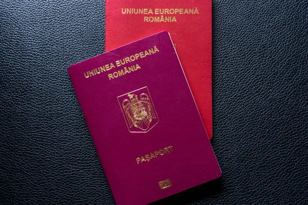 Паспорта Путешествий Черном Кожаном Фоне — стоковое фото
